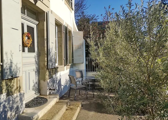 Le Cinquante Quatre Perroy