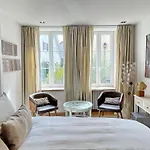 Le Cinquante Quatre Perroy