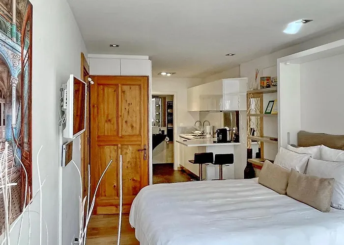 Le Cinquante Quatre Perroy