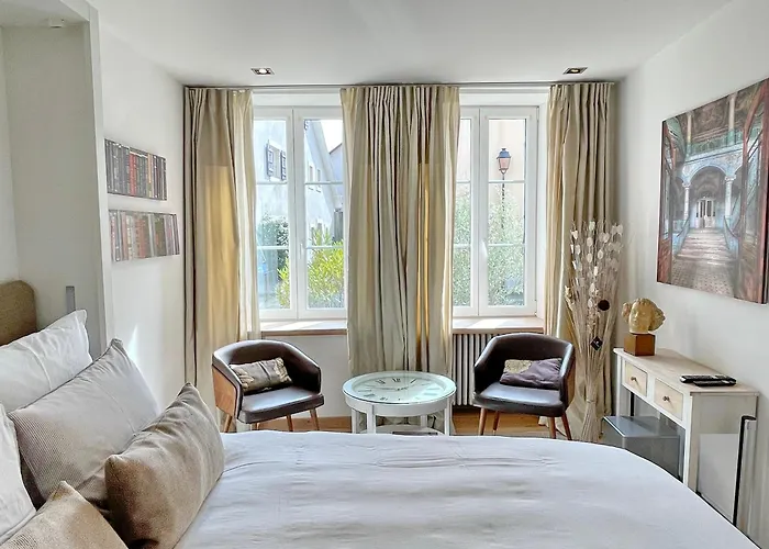 Le Cinquante Quatre Perroy